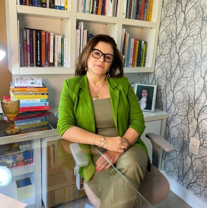 Rosane Nascimento, psicóloga clínica e neuropsicóloga, em seu consultório